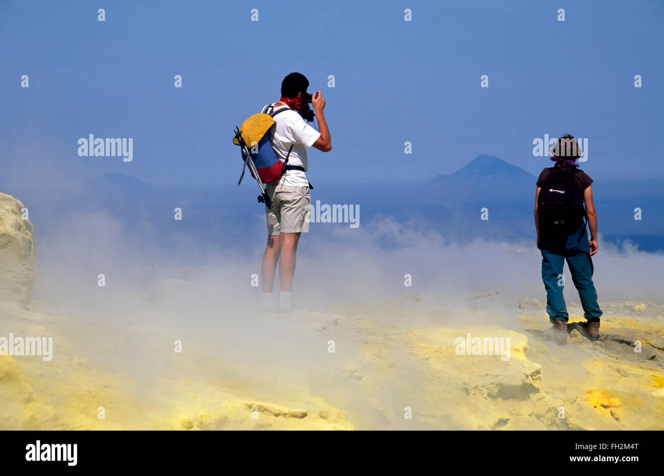Vulcano Insel, Touristen auf Gran Cratere, Äolischen Inseln, Sizilien, Italien, Europa Stockfoto