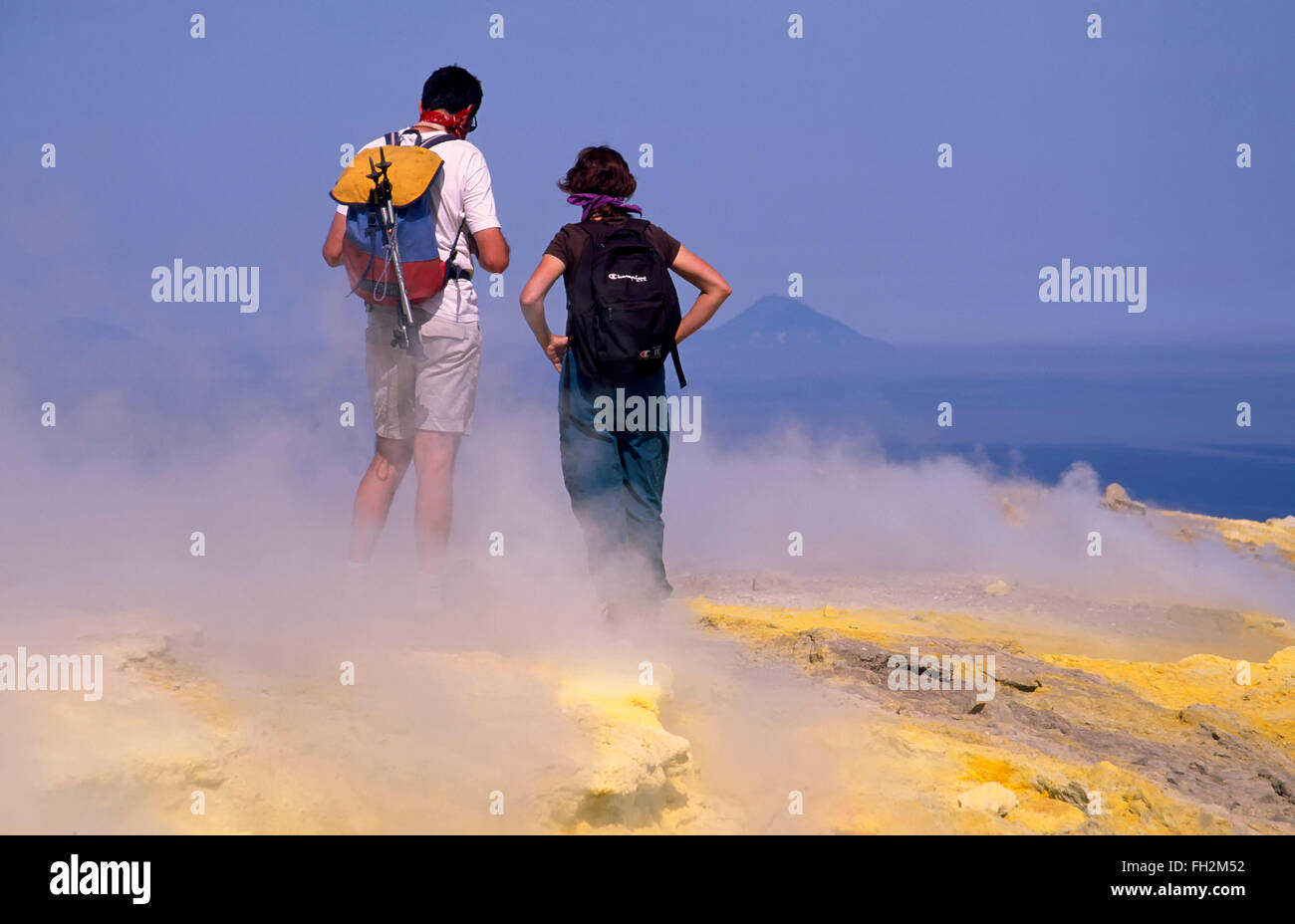 Vulcano Insel, Touristen auf Gran Cratere, Äolischen Inseln, Sizilien, Italien, Europa Stockfoto