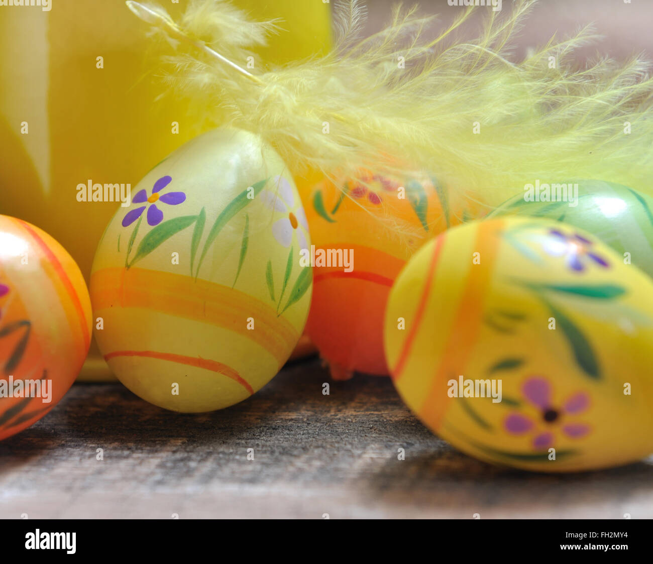 Closeup auf Ostereier mit gelbe Feder Stockfoto