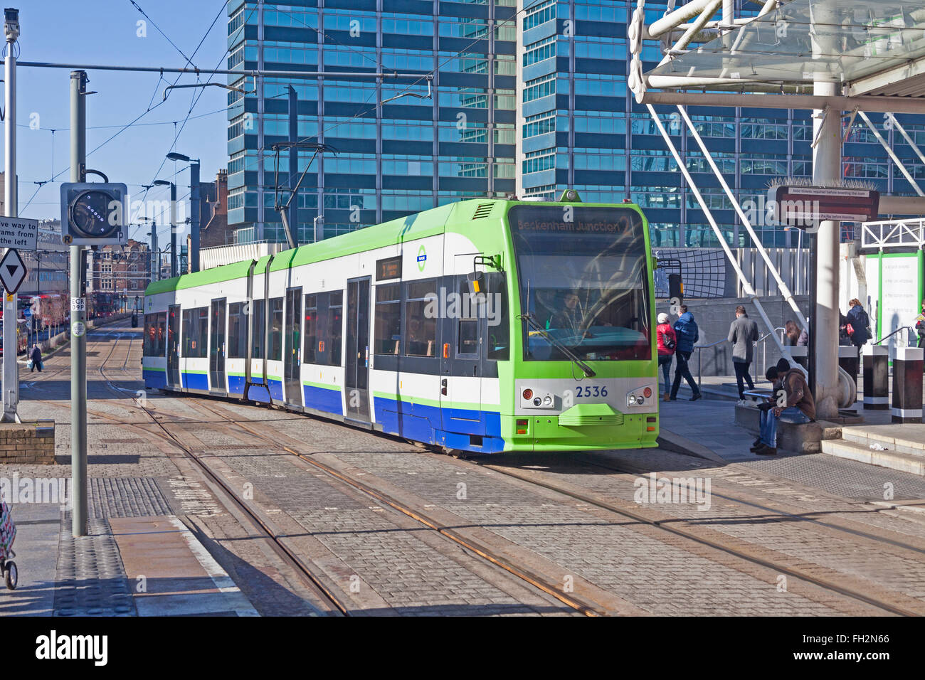 Eine Straßenbahn nähert sich auf der Strecke Bahnhof East Croydon, Beckenham Stockfoto