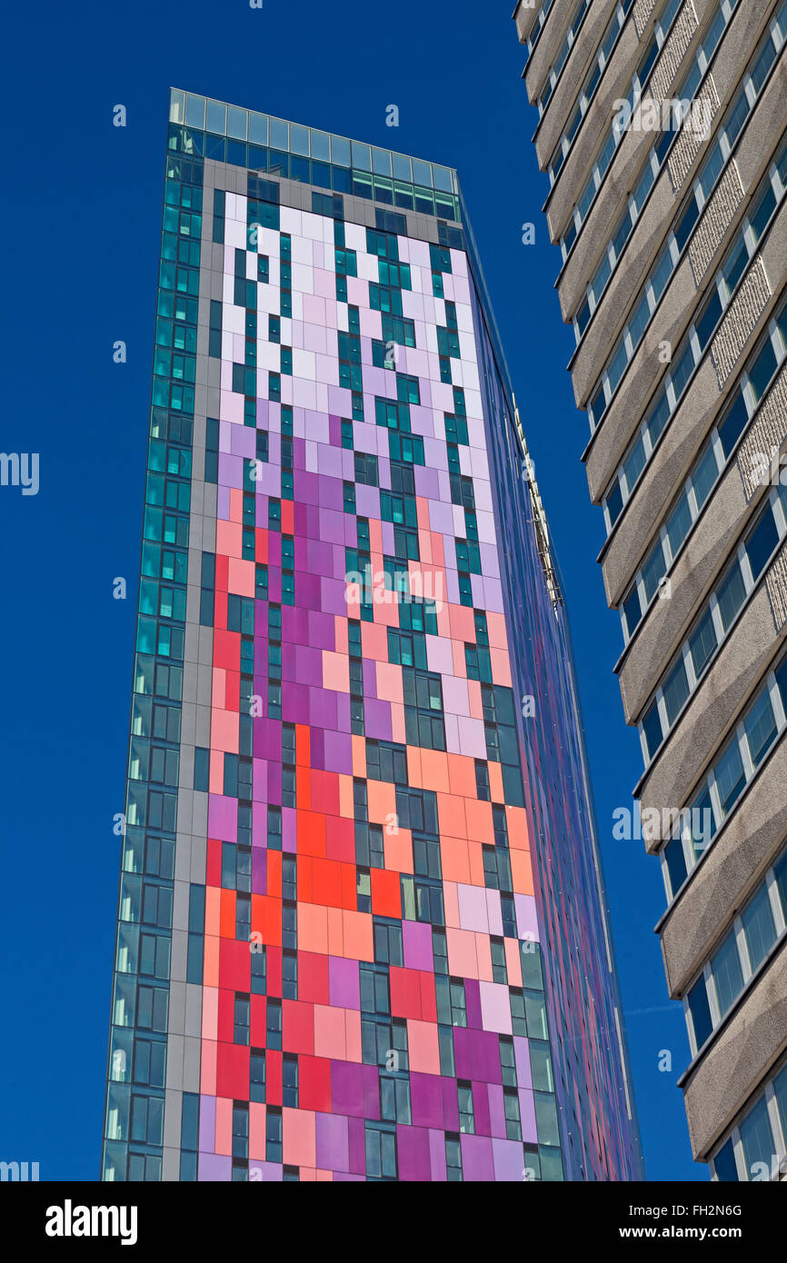 Der bunte und imposante 43-geschossige Turm in der Mitte Croydons Safran Square Wohnsiedlung Stockfoto