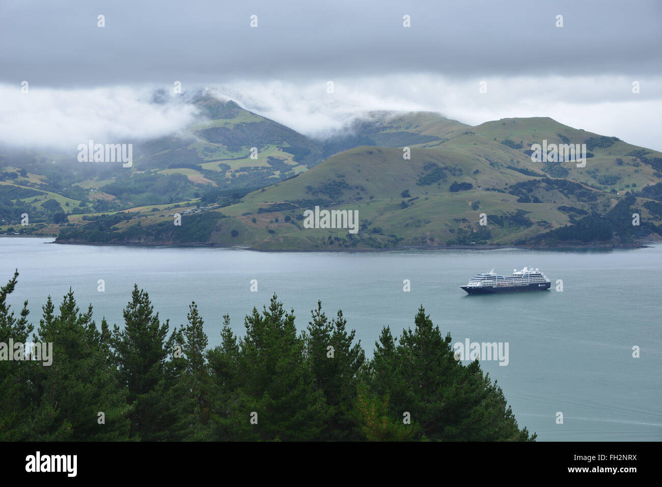 Das Kreuzfahrtschiff Azamara Quest vor Anker ab Akaroa, Neuseeland Stockfoto