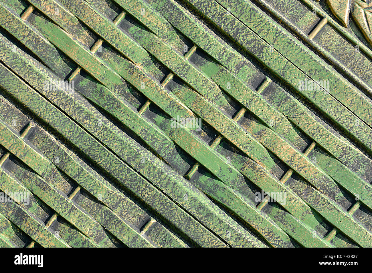 Grüne Metall Textur mit Flecken von Rost Stahl an seiner Oberfläche, aufgenommen im freien Stockfoto