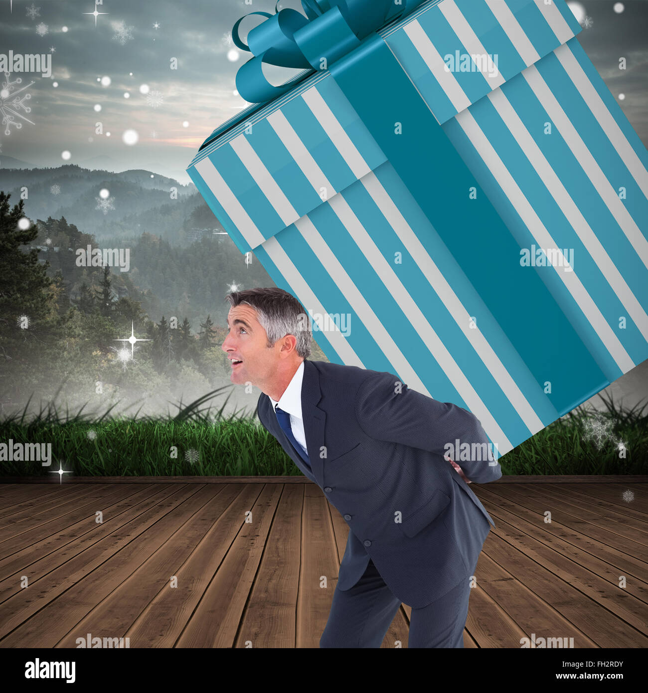 Zusammengesetztes Bild Des Stilvollen Mann Mit Riesen Geschenk Stockfotografie Alamy