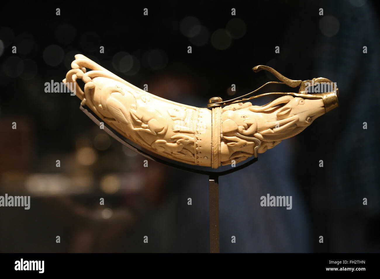 Mughal Pulver Flasche. 17. Jahrhundert Indien. Elfenbein Pulverhorn geschnitzt in großem Detail Szenen der Jagd. Louvre-Museum. Paris. Frankreich Stockfoto