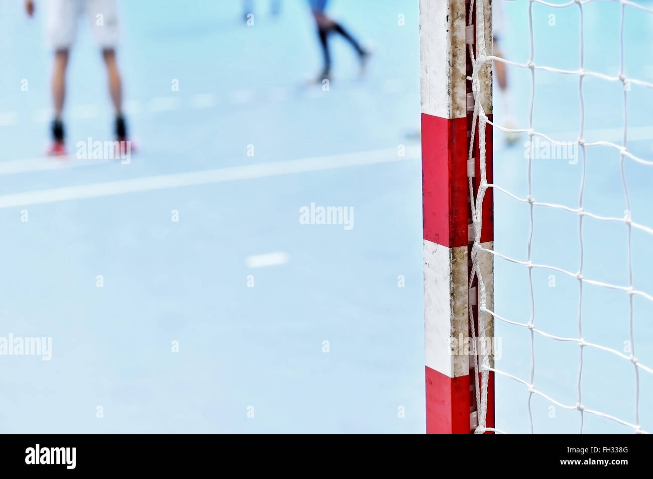 Detail mit Handball Torpfosten und Spieler im Hintergrund gedreht Stockfoto