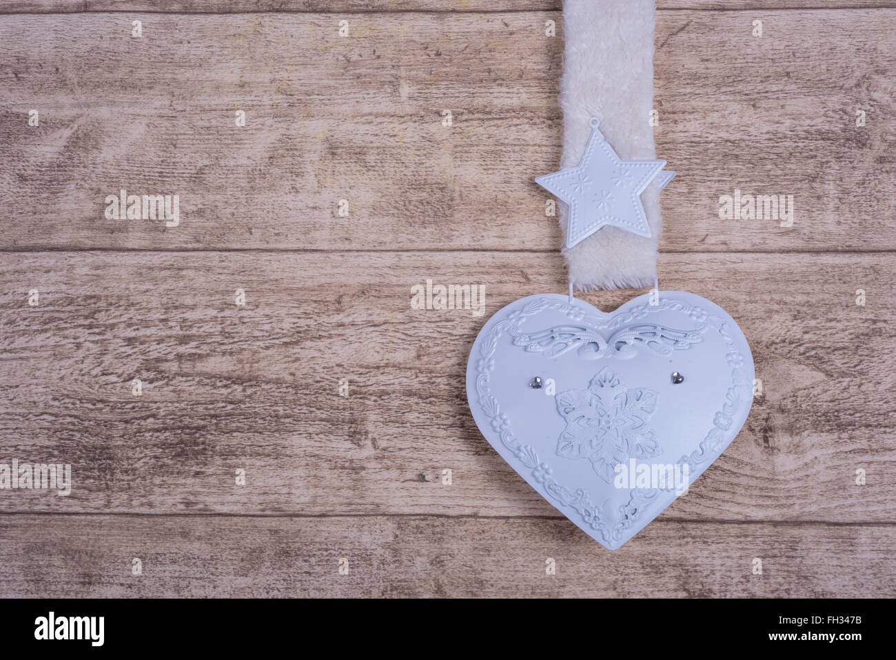 Weißmetall Herzen auf hölzernen Hintergrund Stockfoto