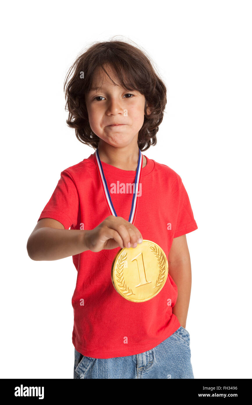 Kleiner Junge mit einem ersten Platz Medaille auf weißem Hintergrund Stockfoto
