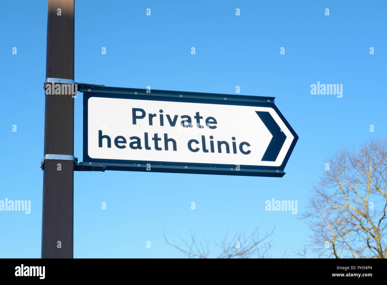 Private Klinik melden Sie sich am Straßenrand um Führer Patienten Adresse für Behandlung zu korrigieren Stockfoto