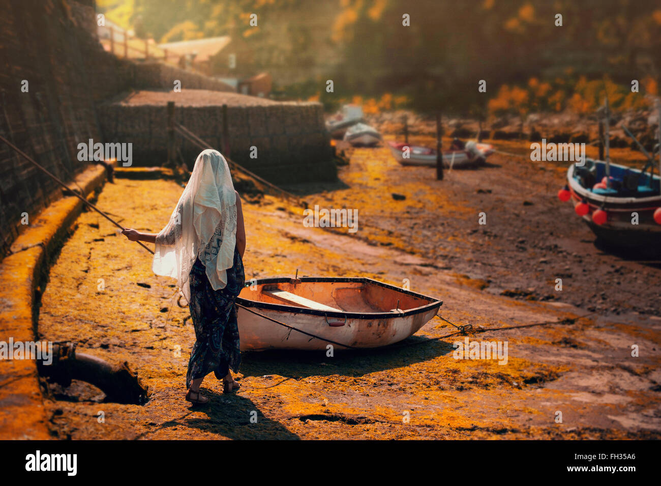 exotische Mädchen zu Fuß in den Hafen zum Boot Stockfoto