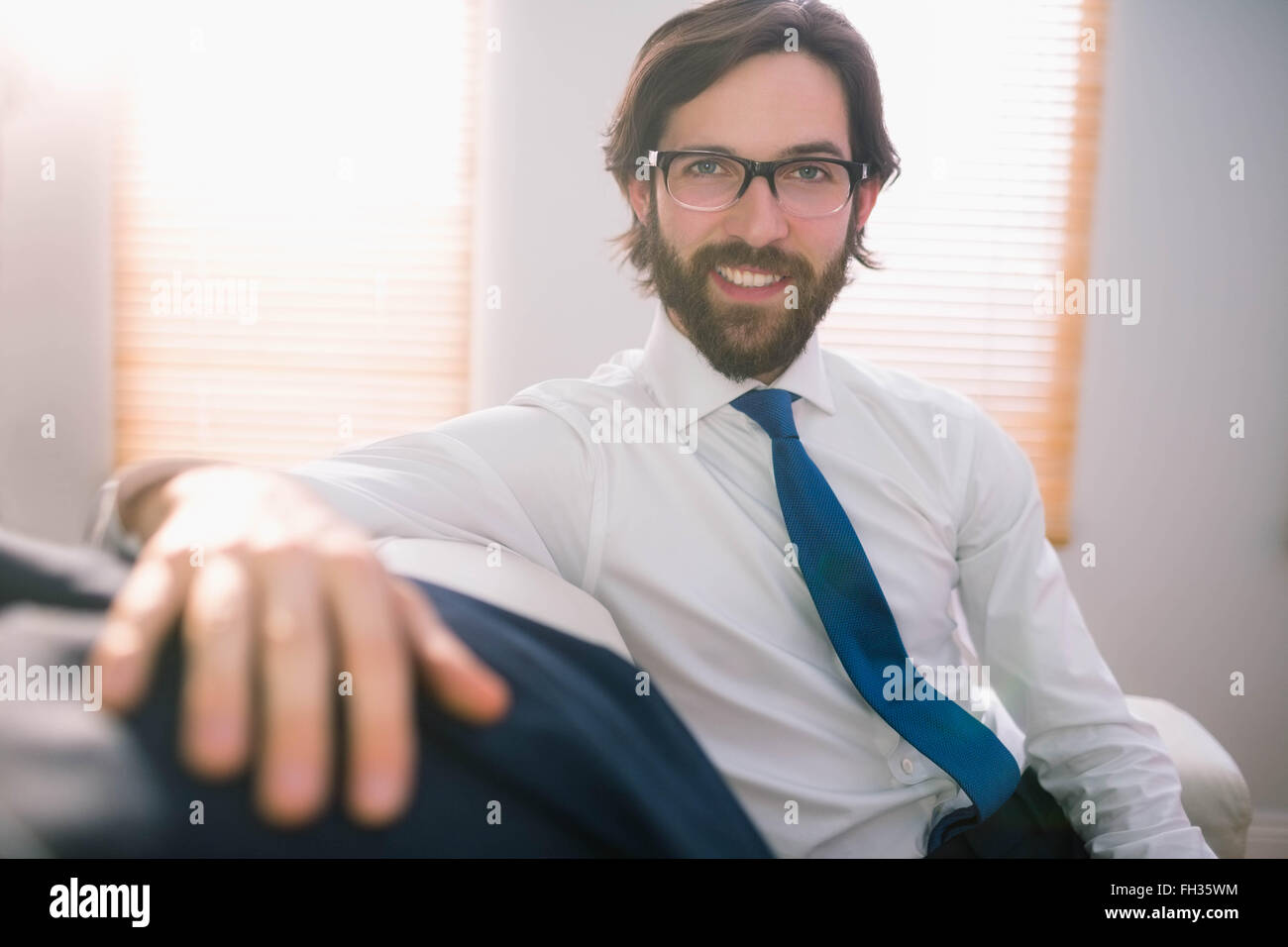 Glücklich Kaufmann auf couch Stockfoto