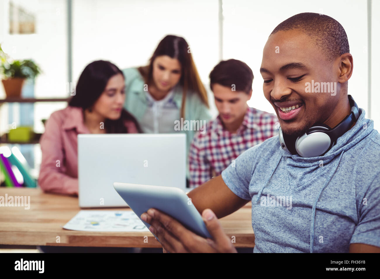 Junge kreative Arbeiter mit tablet Stockfoto