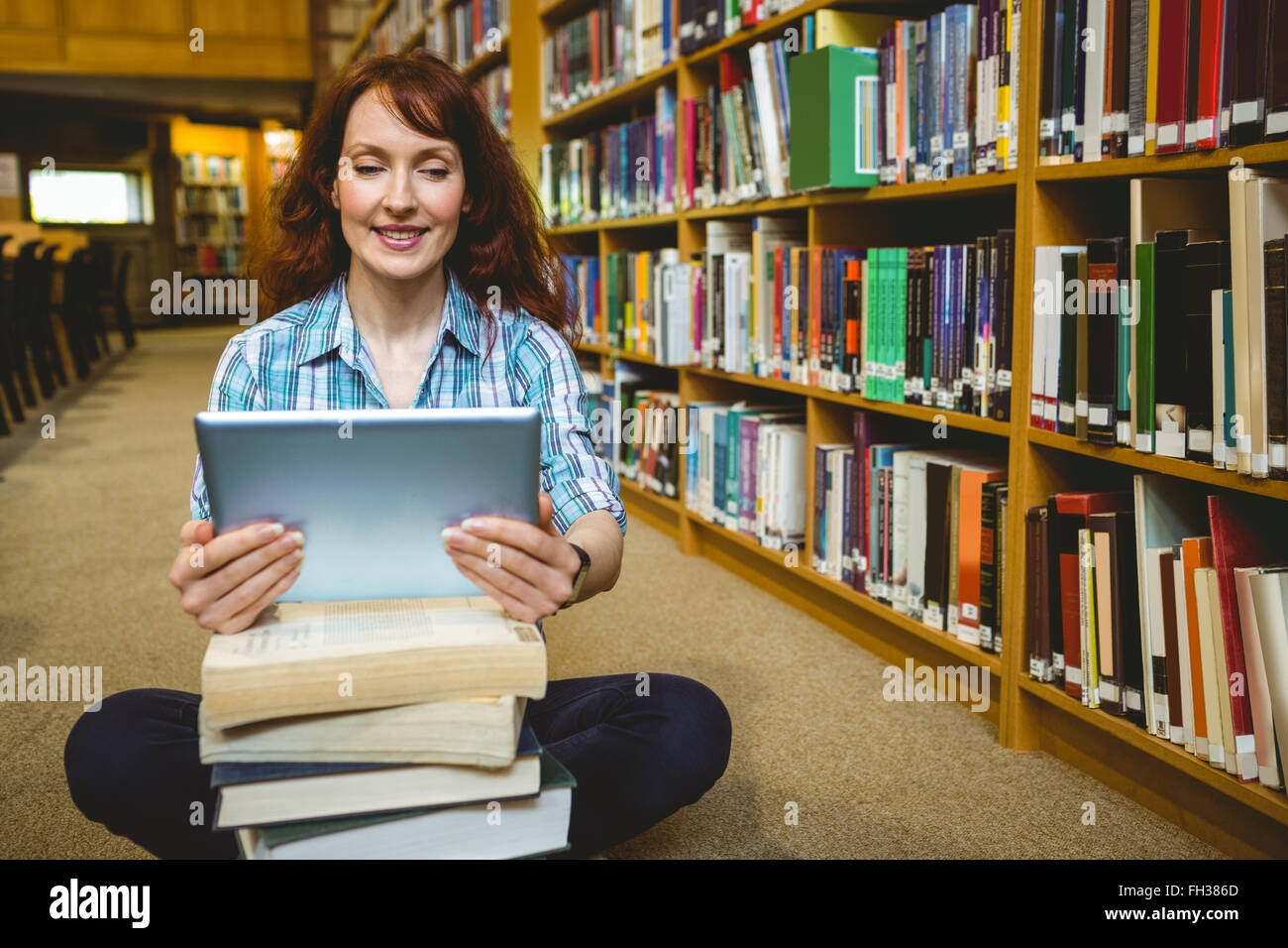 Ältere Schüler in der Bibliothek mit tablet Stockfoto