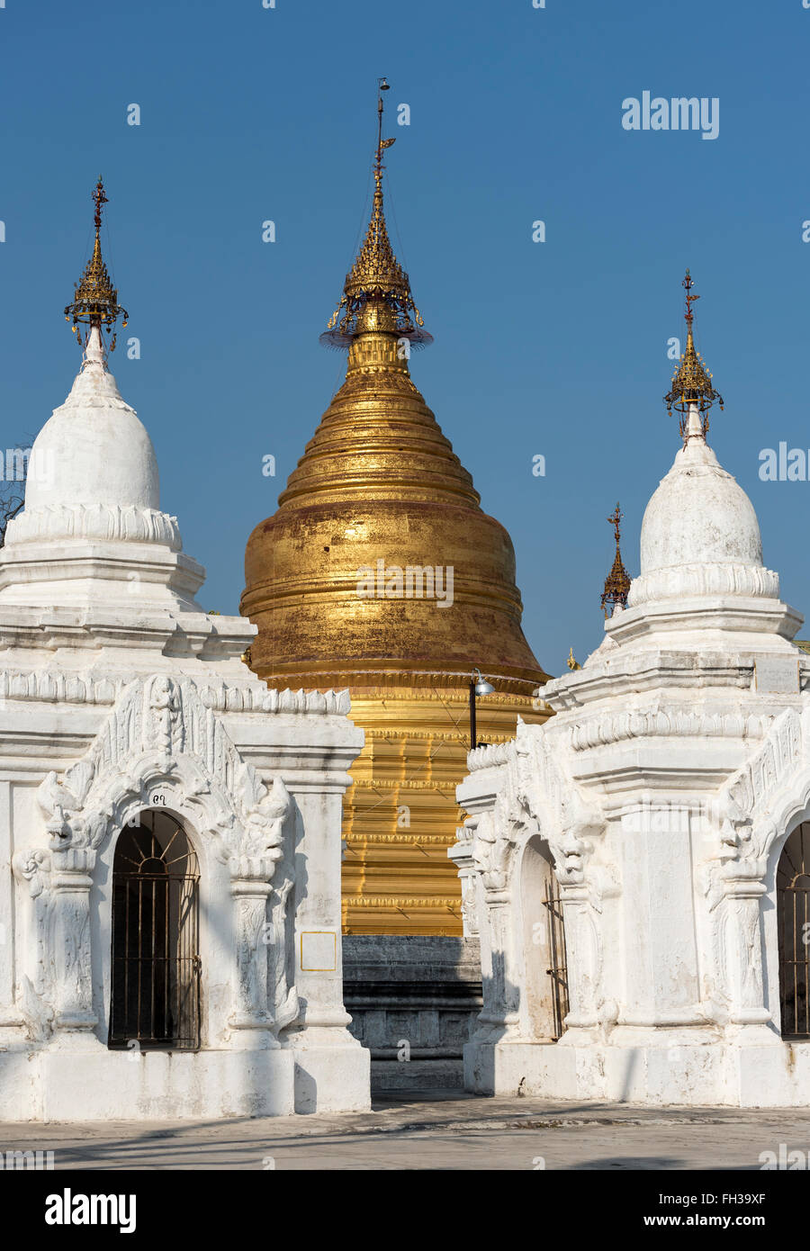 Weißen und goldenen Stupas, Kuthodaw Pagode, Mandalay, Birma (Myanmar) Stockfoto