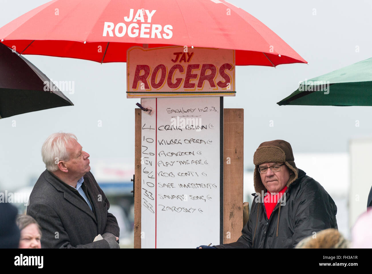 Jay Rogers Buchmacher auf ein Pferderennen verfolgen Stockfoto