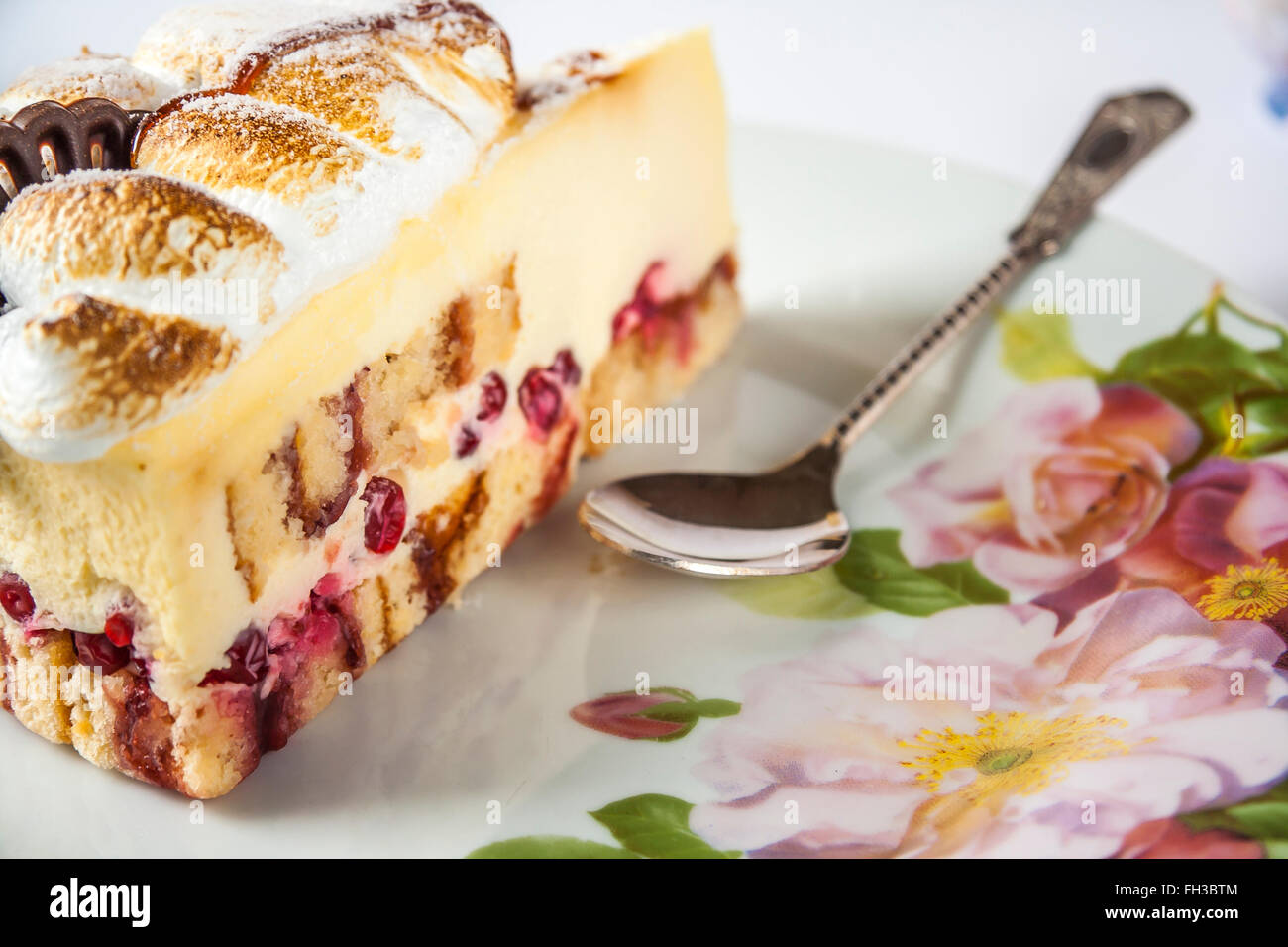 Handgemachte Kuchen auf Untertasse mit Löffel Stockfoto