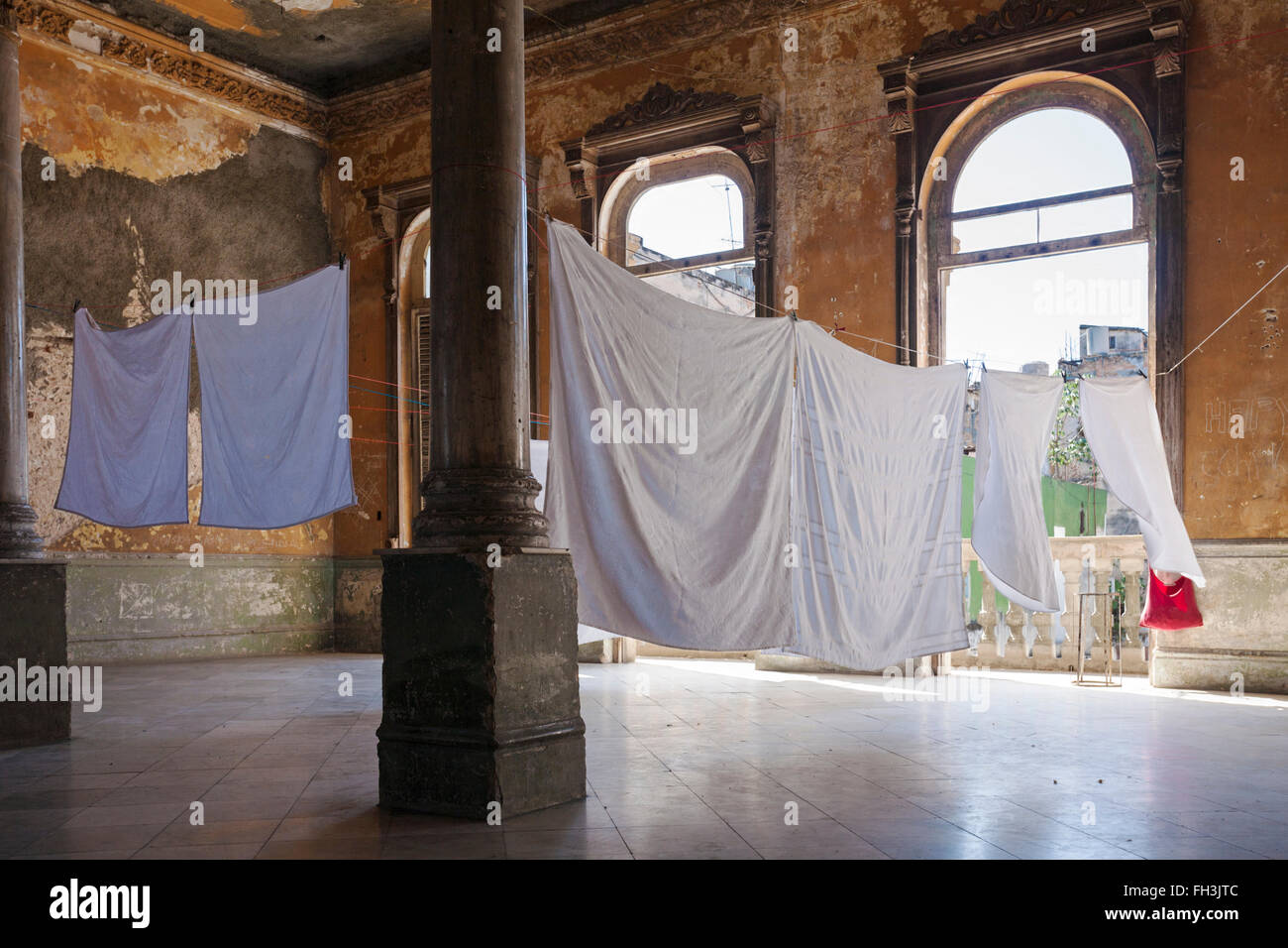 Wäsche aufgehängt in Gebäude in Havanna, Kuba, Karibik, Karibik, Zentral- und Lateinamerika zu trocknen Stockfoto