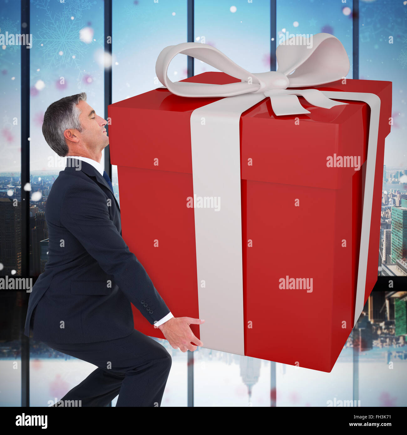 Zusammengesetztes Bild des stilvollen Mann mit Riesen Geschenk  Stockfotografie - Alamy