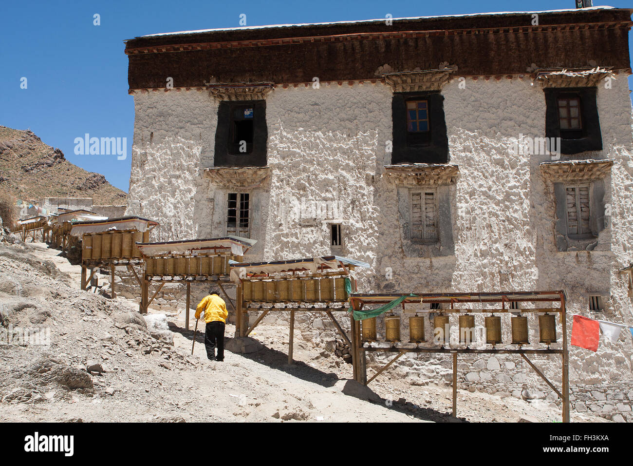 Pilger zu Fuß auf den Hügeln hinter Tashilhunpo Kloster Shigatse Tibet Stockfoto