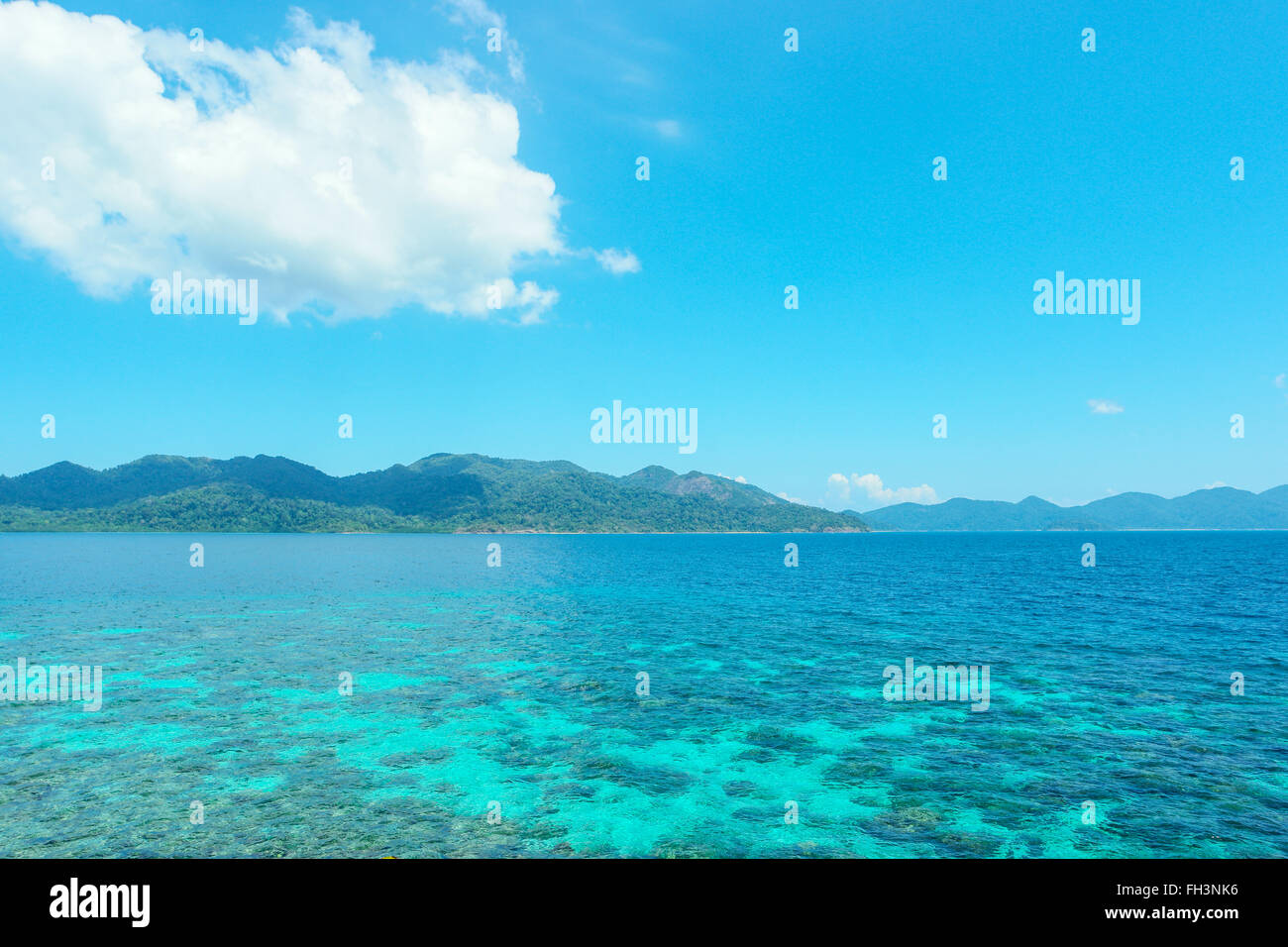 Blauer Himmel und klares Wasser mit auf Lipe Insel Stockfoto