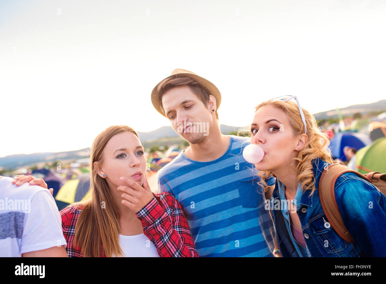 Jugendliche im Sommer-Musikfestival weht Buble Zahnfleisch Stockfoto