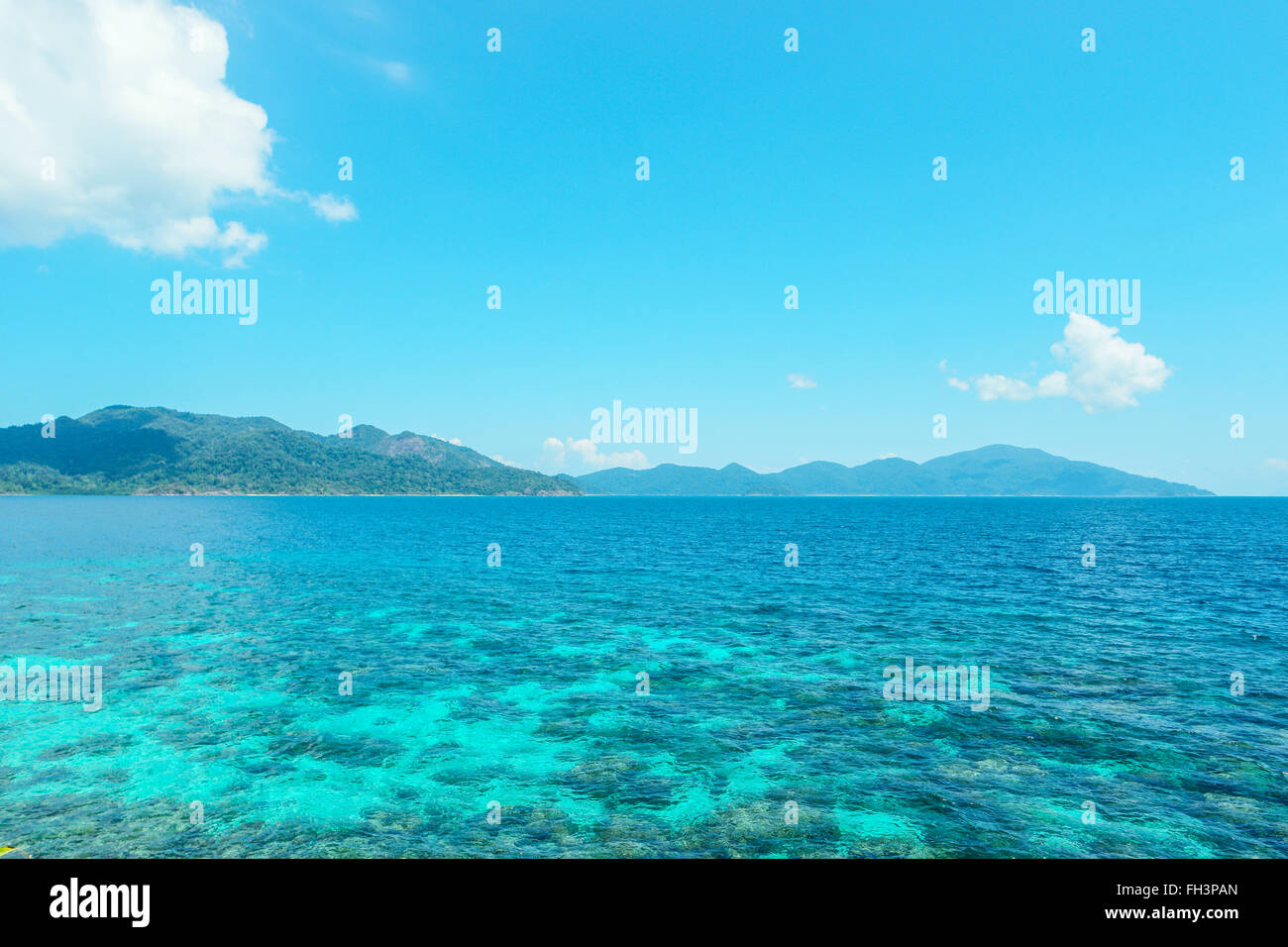 Blauer Himmel und klares Wasser mit Insel Lipe Stockfoto