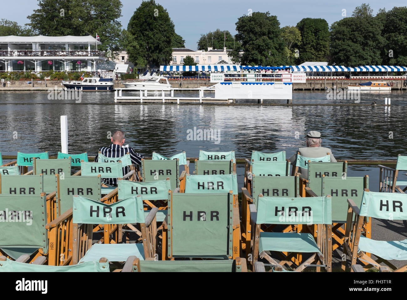 Zuschauer finden einen Logenplatz früh vor dem Rennen beginnt bei der Henley Royal Regatta. Stockfoto