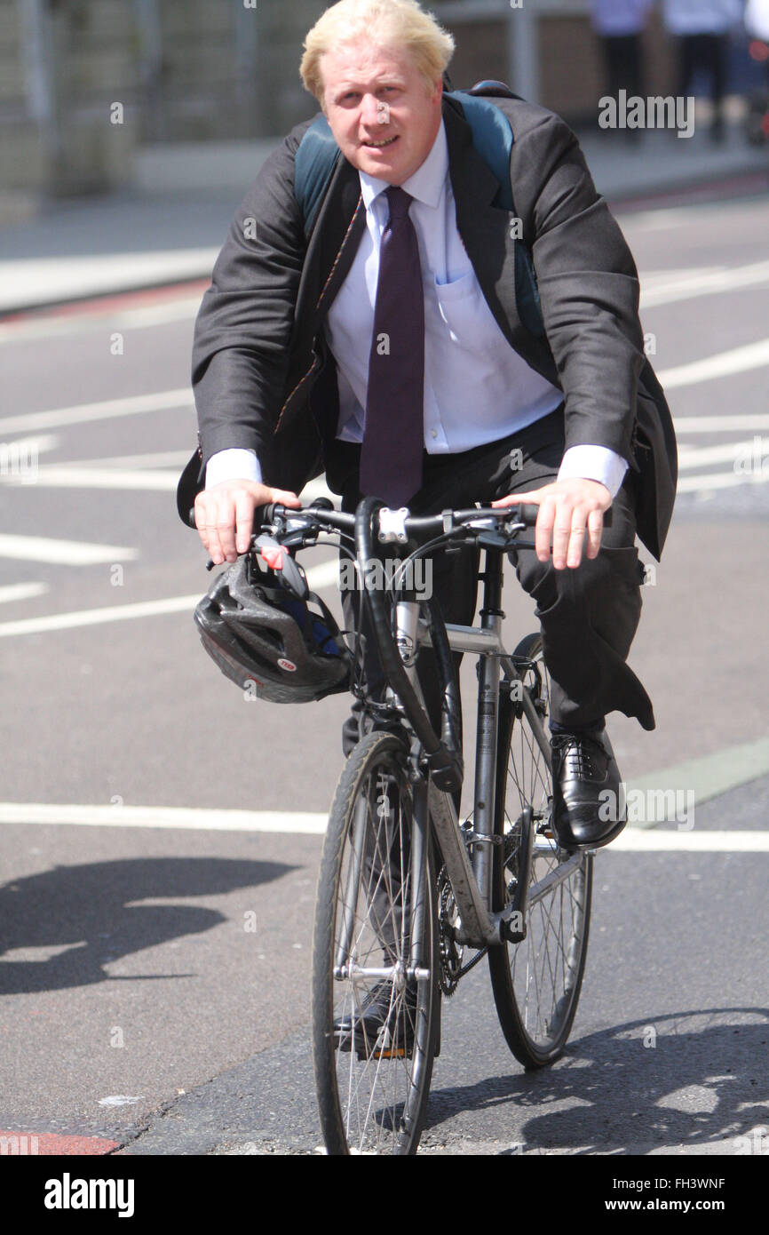 Boris Johnson Reiten Fahrrad ohne Helm (Kredit Bild © Jack Ludlam  Stockfotografie - Alamy