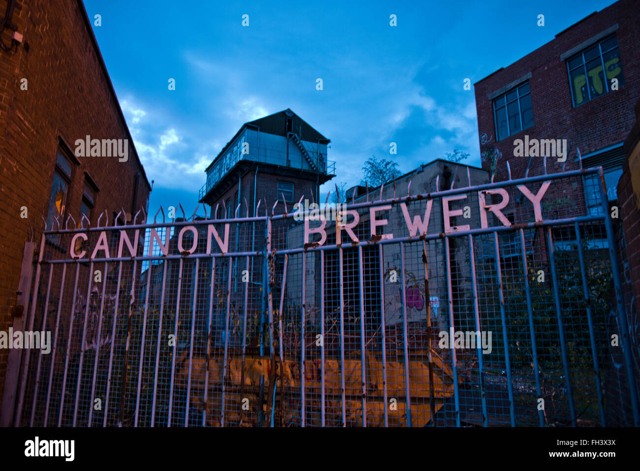 Dämmerung geschossen der Haupttore an der geschlossenen Kanone Brauerei (Steinen Brauerei), Neepsend, Sheffield, South Yorkshire, Großbritannien Stockfoto