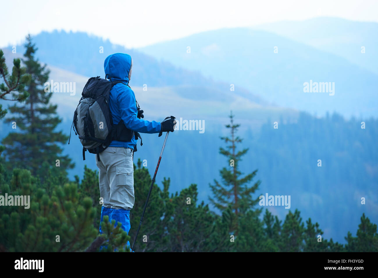 Advanture Mann mit Rucksack wandern Stockfoto