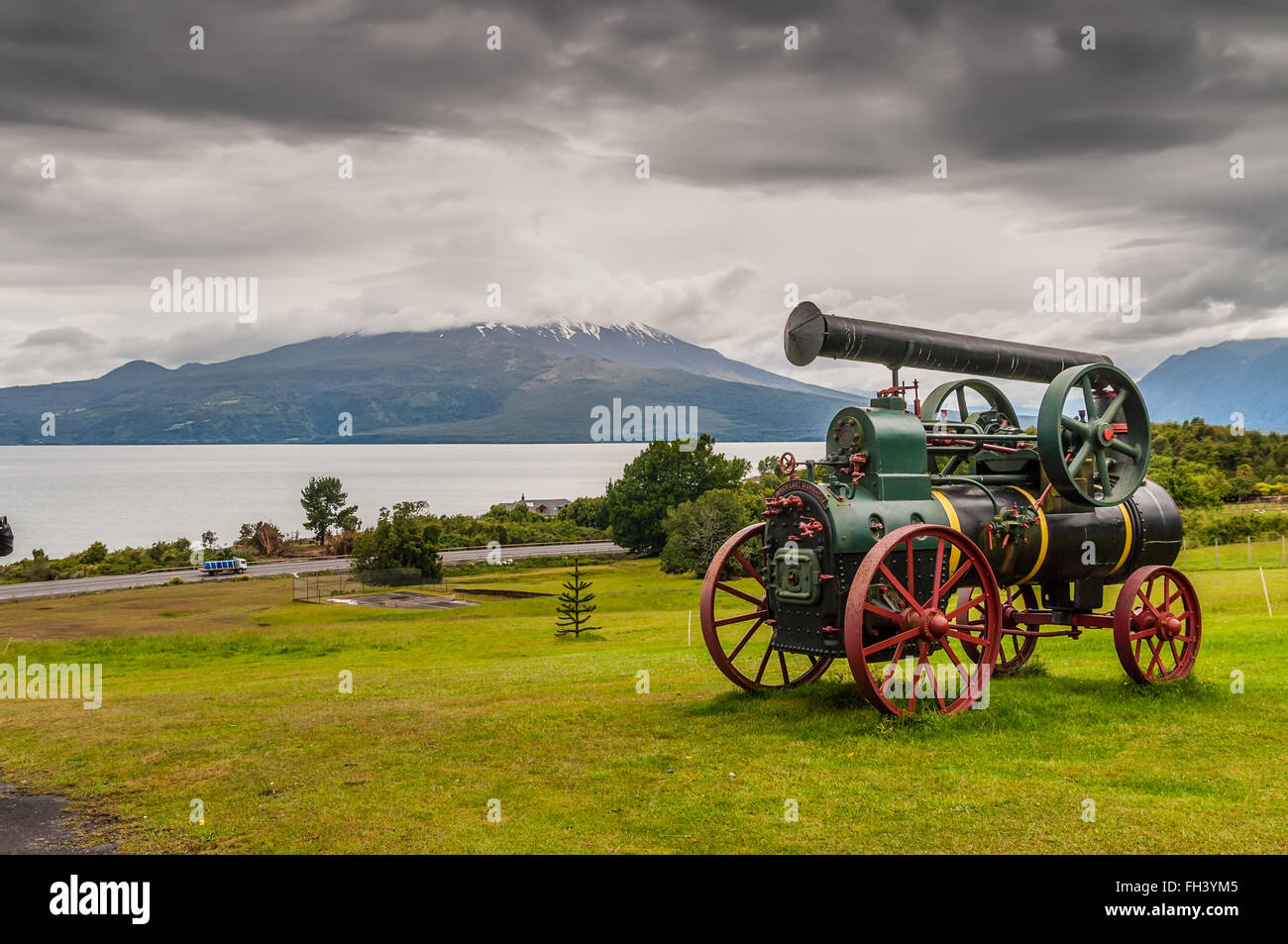 Lokomobile Heinrich Lanz Mannheim im Vordergrund und den Vulkan Osorno im Hintergrund Stockfoto