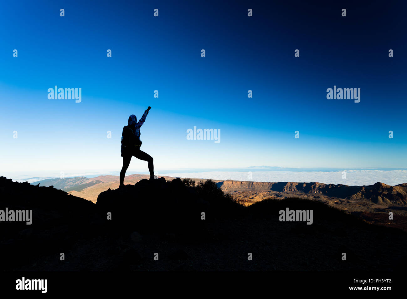 Frau erfolgreich Wandern Klettern Silhouette in Bergen, Motivation und Inspiration Landschaft auf der Insel und das Meer. Weibliche Wanderer Stockfoto