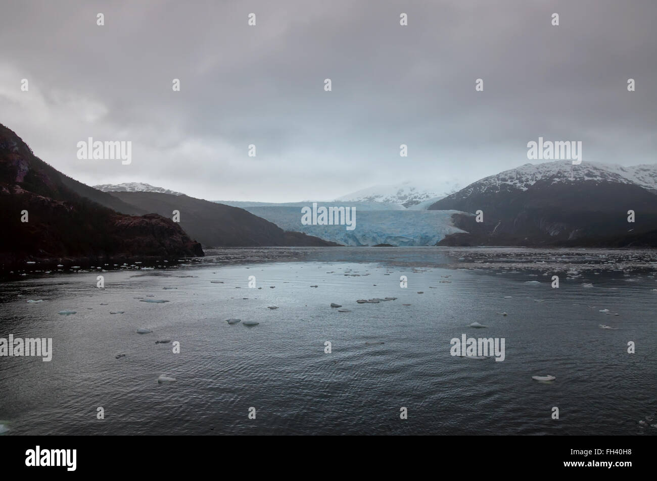 Chilenische Fjorde und Gletscher, Patagonien an einem trüben regnerischen Tag. Stockfoto