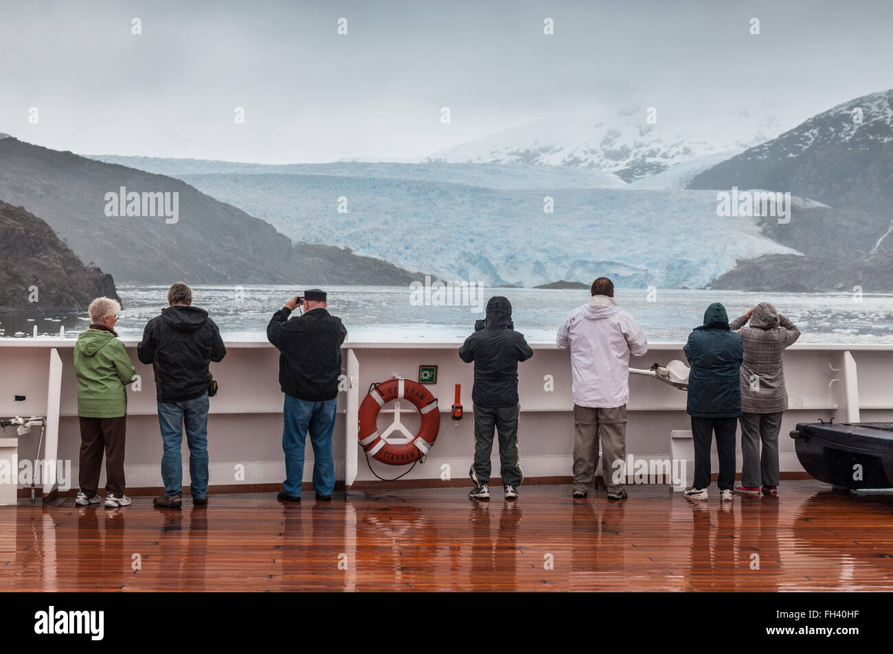 Passagiere an Bord der Kreuzfahrt Schiff Veendam schöne Glacie anzeigen Stockfoto
