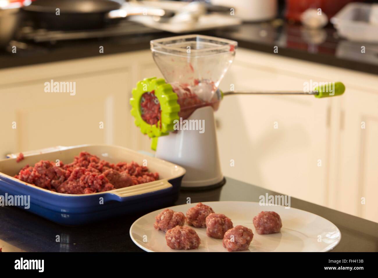 Rohes Fleisch Hackfleisch in einer Familienküche und verwandelte sich dann in Frikadellen Stockfoto