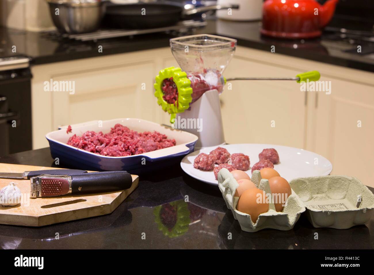 Küche zu Hause wo Fleisch gehackt wird, ist gehackt oder gemahlen, um italienische Frikadellen machen Stockfoto