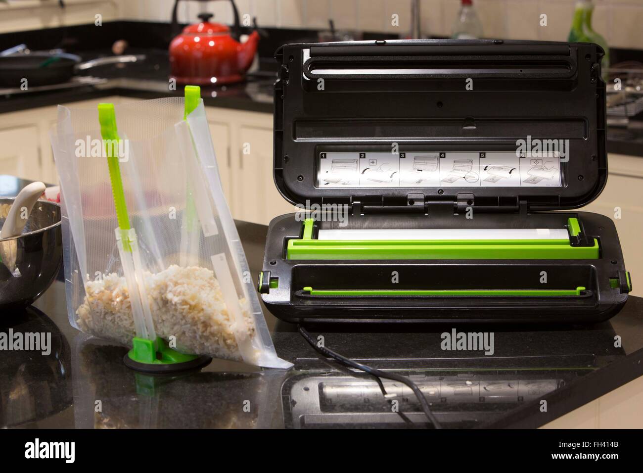 Herstellung von Fertiggerichten zu Hause durch das Kochen Ingwer Huhn, die nach dem Abkühlen ist in Plastikbeutel, Vakuum versiegelt und gefroren gelegt. Stockfoto