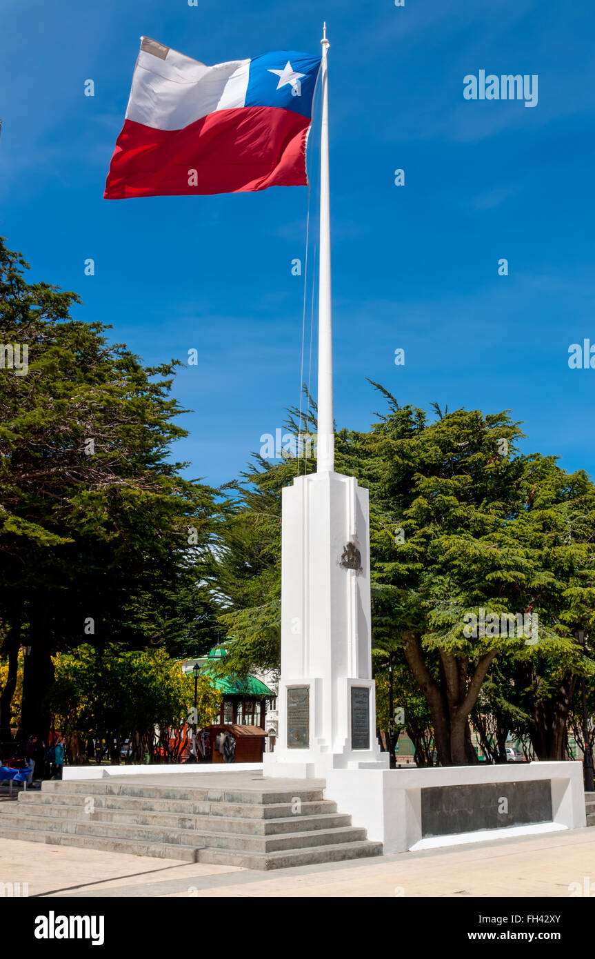 Chilenische Flagge gegen blauen Himmel in Plaza de Armas, Magallanes Region, Punta Arenas, Chile. Stockfoto