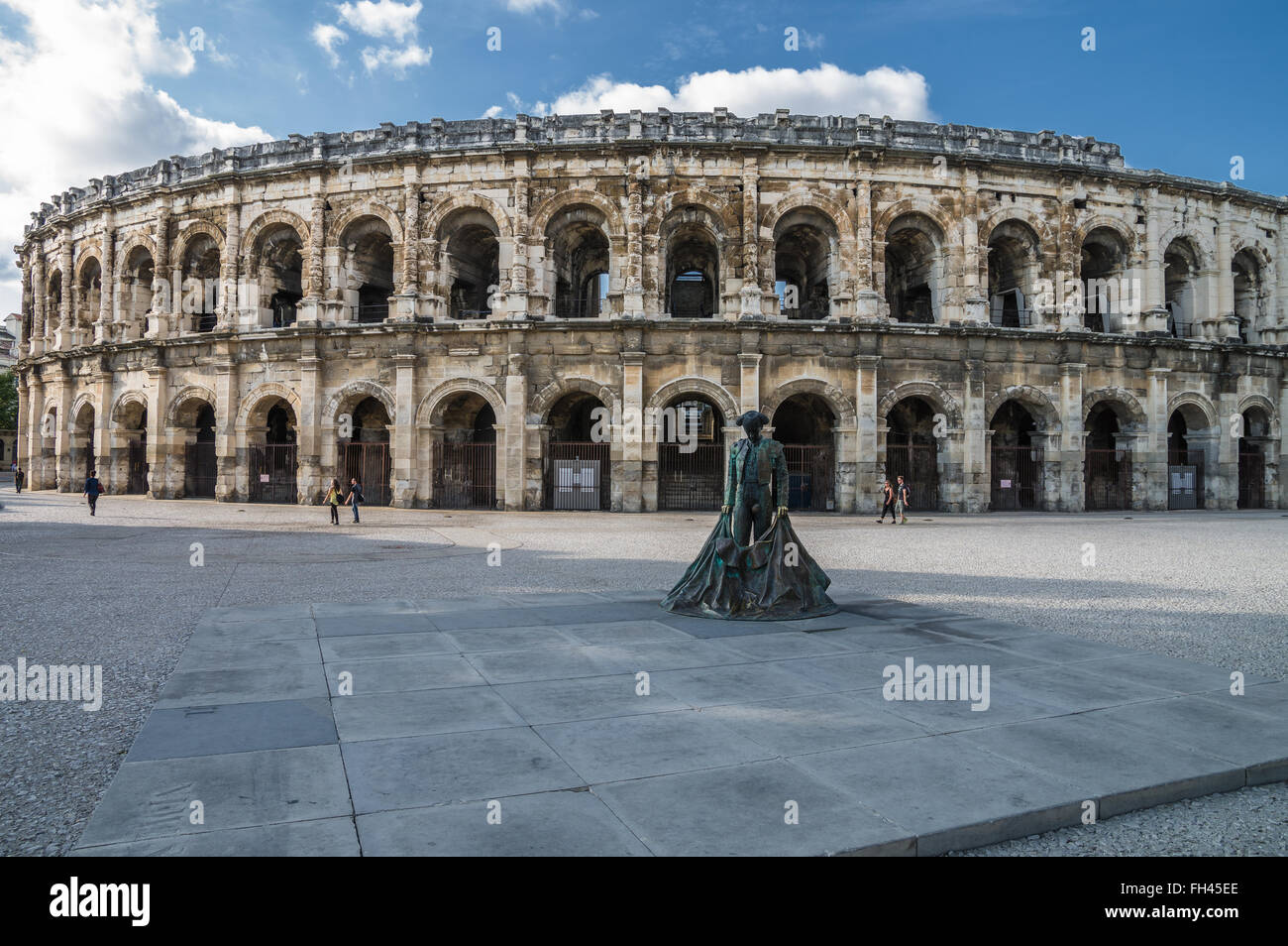 Roman Arena (Amphitheater) in Arles und Stierkämpfer Skulptur, Provence, Frankreich Stockfoto