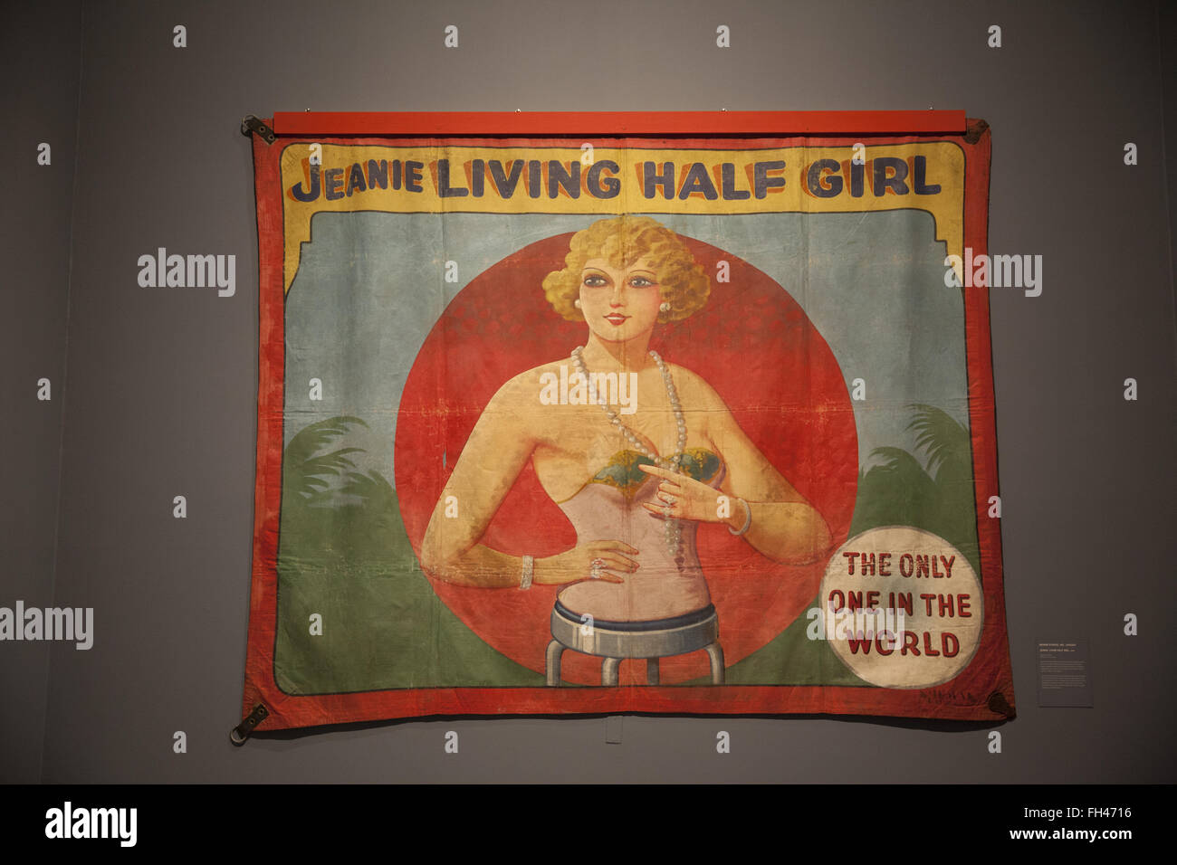 Original handgemalte Banner Werbung in der "Freak Show" wirkt auf Coney Island hier auf Coney Island-Ausstellung im Brooklyn Museum gezeigt. Stockfoto
