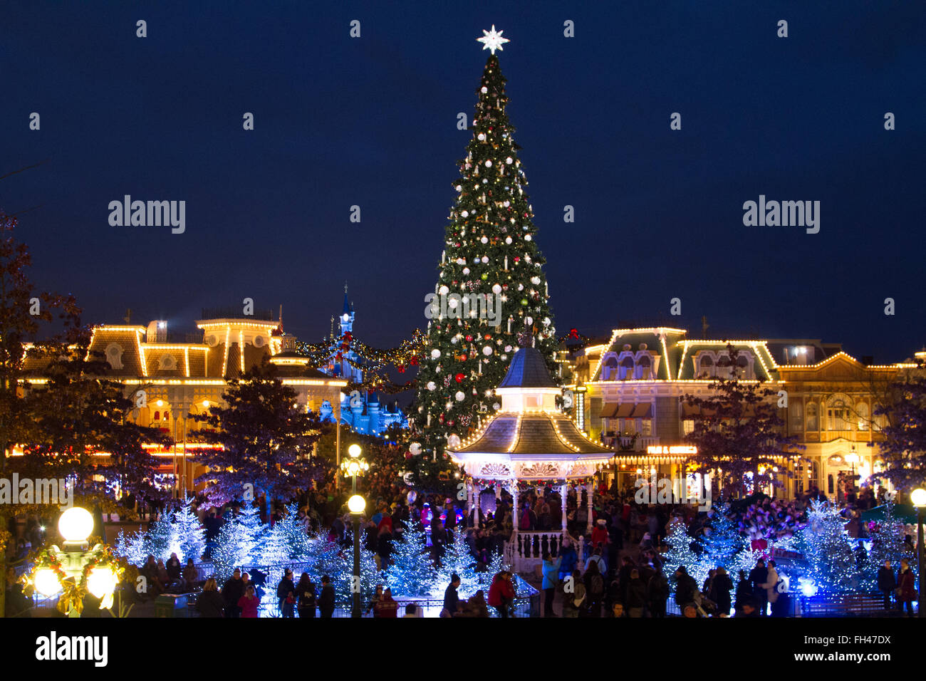 Weihnachtsbeleuchtung in Disneyland Paris Marne La Vallée, Frankreich Stockfoto