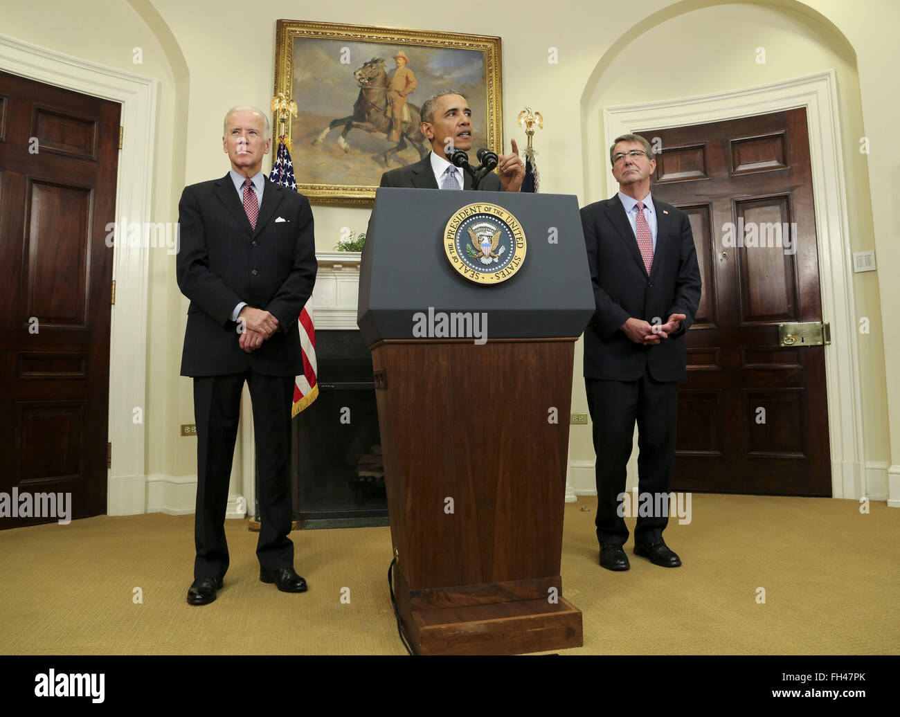 23. Februar 2016 - liefert Washington, District Of Columbia, Vereinigte Staaten von Amerika - US-Präsident Barack Obama, Center, eine Aussage über die Schließung von Guantanamo Bay-Haftanstalt im Roosevelt Room des weißen Hauses, Washington, DC, 23. Februar 2016. US-Vizepräsident Joe Biden, links, und uns Verteidigungsminister Ashton Carter, Recht, stehen mit dem Präsidenten. Obama sagte in seiner Rede die Haftanstalt "untergräbt '' Staatssicherheit und ist" kontraproduktiv für unseren Kampf gegen Terroristen, weil sie es als Propaganda in ihren Bemühungen um zu rekrutieren. " . Stockfoto