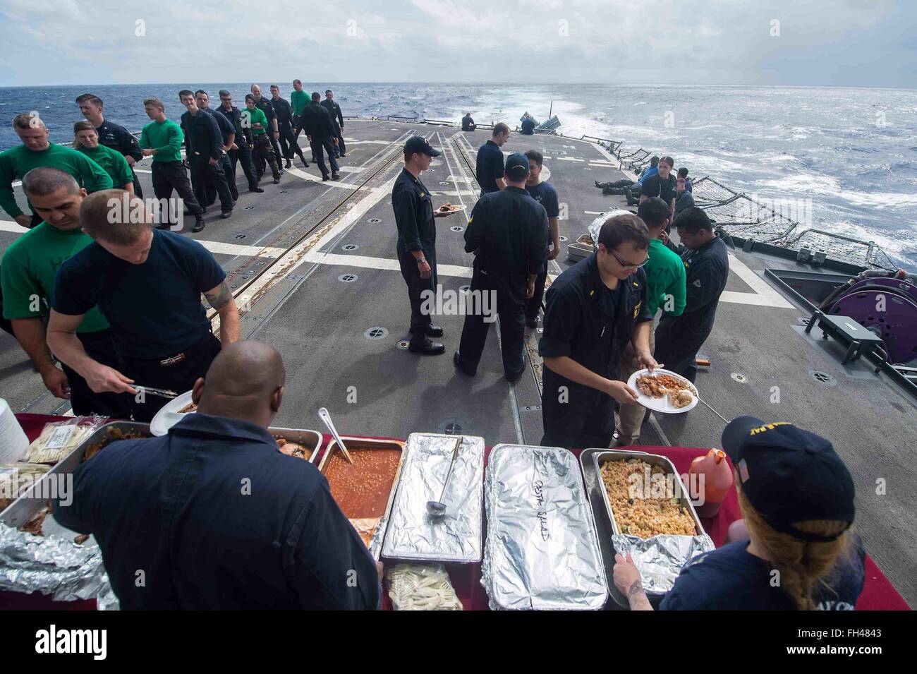 PHILIPPINENSEE (19. Februar 2016) dient der Chef durcheinander Grill für die Besatzung bei einem Stahl-Strand-Picknick an Bord der geführte Flugkörper Kreuzer USS Mobile Bay (CG-53). Bereitstellung einer bereit Kraft unterstützende Sicherheit und Stabilität in der Indo-Asien-Pazifik, ist Mobile Bay als Teil der John C. Stennis Strike Group und große grüne Flotte auf einer regelmäßig stattfindenden 7. Flotte Bereitstellung tätig. Stockfoto