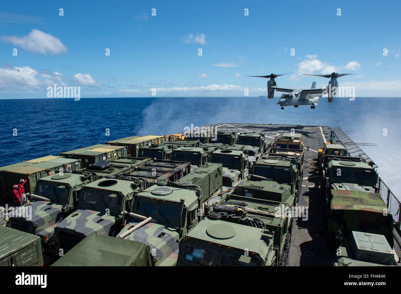 Pazifik (19. Februar 2016) ein MV-22 Osprey landet auf dem Flugdeck dock Landungsschiff USS Harpers Ferry (LSD 49) während eines Sustainment Trainings vor der Küste von Hawaii. Mehr als 4.500 Matrosen und Marinesoldaten aus Boxer amphibische bereit Gruppe und der 13. Marine Expeditionary Unit (MEU 13.) Sustainment Training vor der Küste von Hawaii in der Vorbereitung für die Eingabe der US 5. und 7. Flotte Arbeitsbereiche führen. Stockfoto