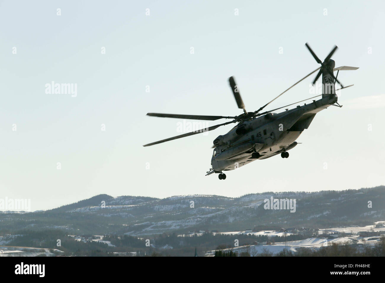 Ein US-Marinekorps CH-53 Super Hengst Hubschrauber fliegt über der Basis in Vaernes, Norwegen, als 2. Marine Expeditionary Brigade Übung kalte Antwort 22. Februar 2016 bereitet. Alle Flugzeuge mit Marine schwere Hubschrauberstaffel (-) verstärkt, das Element Luft zu bekämpfen, der 2d MEB wurden demontiert im Marine Corps Air Station Cherry Point, North Carolina, und geflogen nach Norwegen im U.S. Air Force c-5 Galaxien Luft während der Übung unterstützen. Kalte Antwort 16 ist eine kombinierte, gemeinsame Übung, bestehend aus 12 NATO-Verbündeten und Partner Nationen und etwa 16.000 Soldaten. Stockfoto