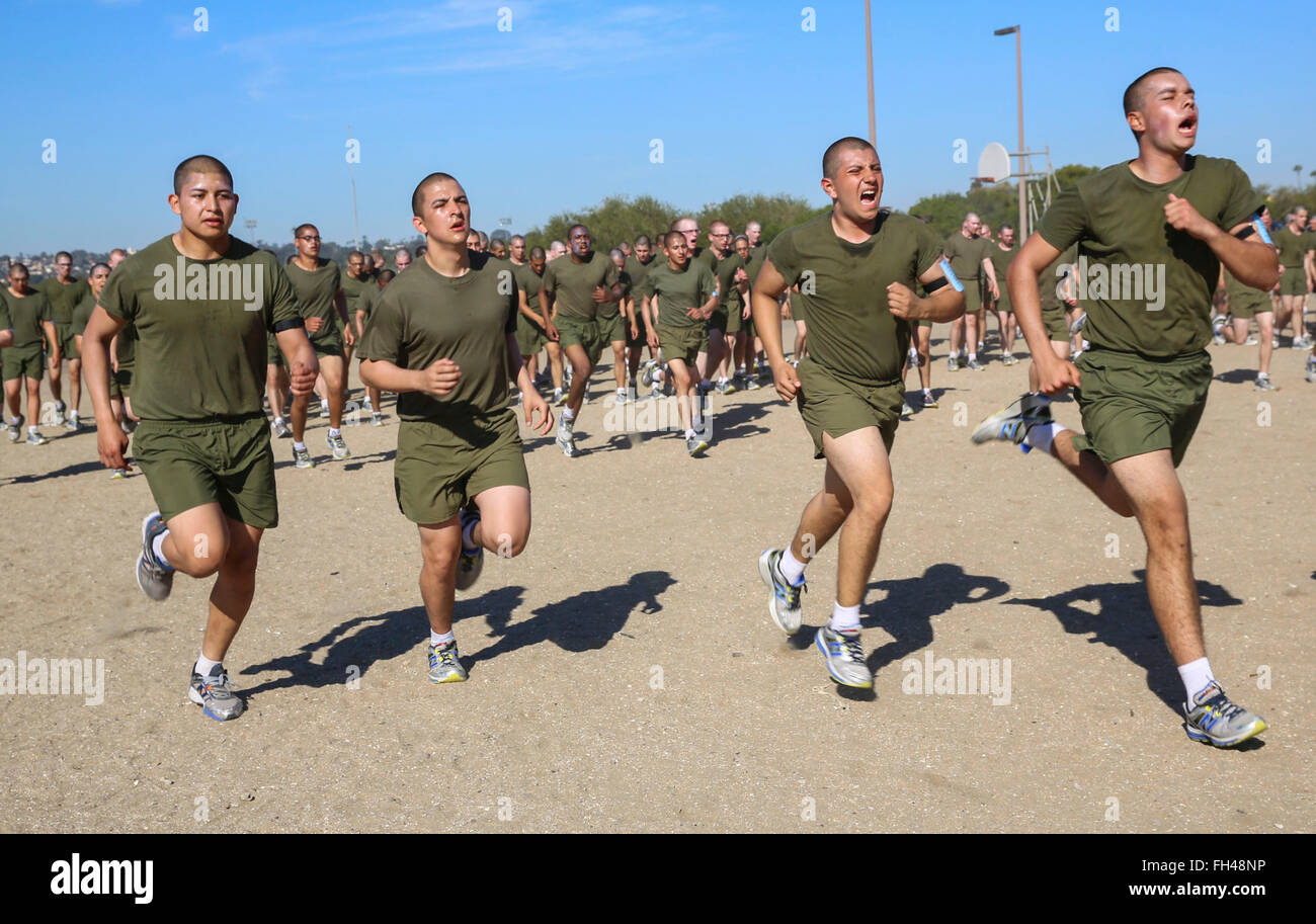 Rekruten der Kilo Company, 3. Rekruten-Ausbildungsbataillon, nehmen während eines körperlichen Trainings im Marine Corps Recruit Depot San Diego an Sprintübungen Teil. Die Session soll Rekruten herausfordern und Kraft und Ausdauer aufbauen. Stockfoto
