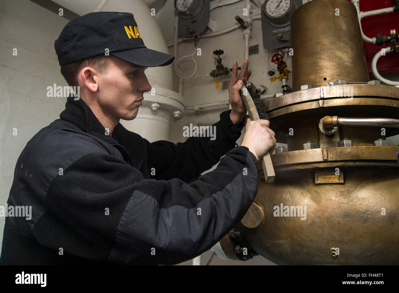 NORFOLK, Virginia (22. Februar 2016) - Gunner es Mate 3. Klasse James Terry Scrubs – Die Anfänger einer Zeitschrift Sprinkler-Pumpe in den vorderen Chaos Decks des Flugzeugträgers USS Dwight D. Eisenhower (CVN-69). Dwight D. Eisenhower wird derzeit die Board of Inspection und Umfrage Stockfoto