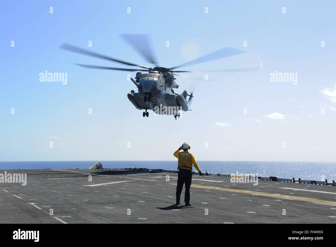 Pazifik (22. Februar 2016) Luftfahrt Boatswain Mate (Handling) Nicholas Ballard-Henry signalisiert eine CH-53E Super Stallion, zugewiesen, Marine Medium Tilt Rotor Squadron (VMM) 166 (Stahlbeton), auf dem Flugdeck der amphibischen Angriff Schiff USS Boxer (LHD-4). Mehr als 4.500 Matrosen und Marinesoldaten aus Boxer amphibische bereit Gruppe und der 13. Marine Expeditionary Unit (MEU 13.) führen Durchhaltefähigkeit Training vor der Küste von Hawaii in der Vorbereitung für die Eingabe der US 5. und 7. Flotte Arbeitsbereiche Stockfoto