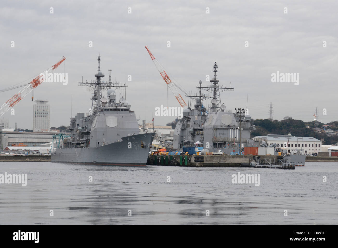 YOKOSUKA, Japan (22. Februar 2016) geführte Flugkörper Kreuzer der Ticonderoga-Klasse USS Shiloh (CG-67) und USS Chancellorsville (CG-62) sitzen Pier-Seite bei Yokosuka Flotte Aktivitäten (FLEACT). FLEACT Yokosuka bietet, unterhält, und betreibt Basis Einrichtungen und Dienstleistungen zur Unterstützung der 7. US-Flotte nach vorne bereitgestellt Seestreitkräfte, 83 Mieter Befehle und 24.000 militärischem und zivilem Personal. Stockfoto