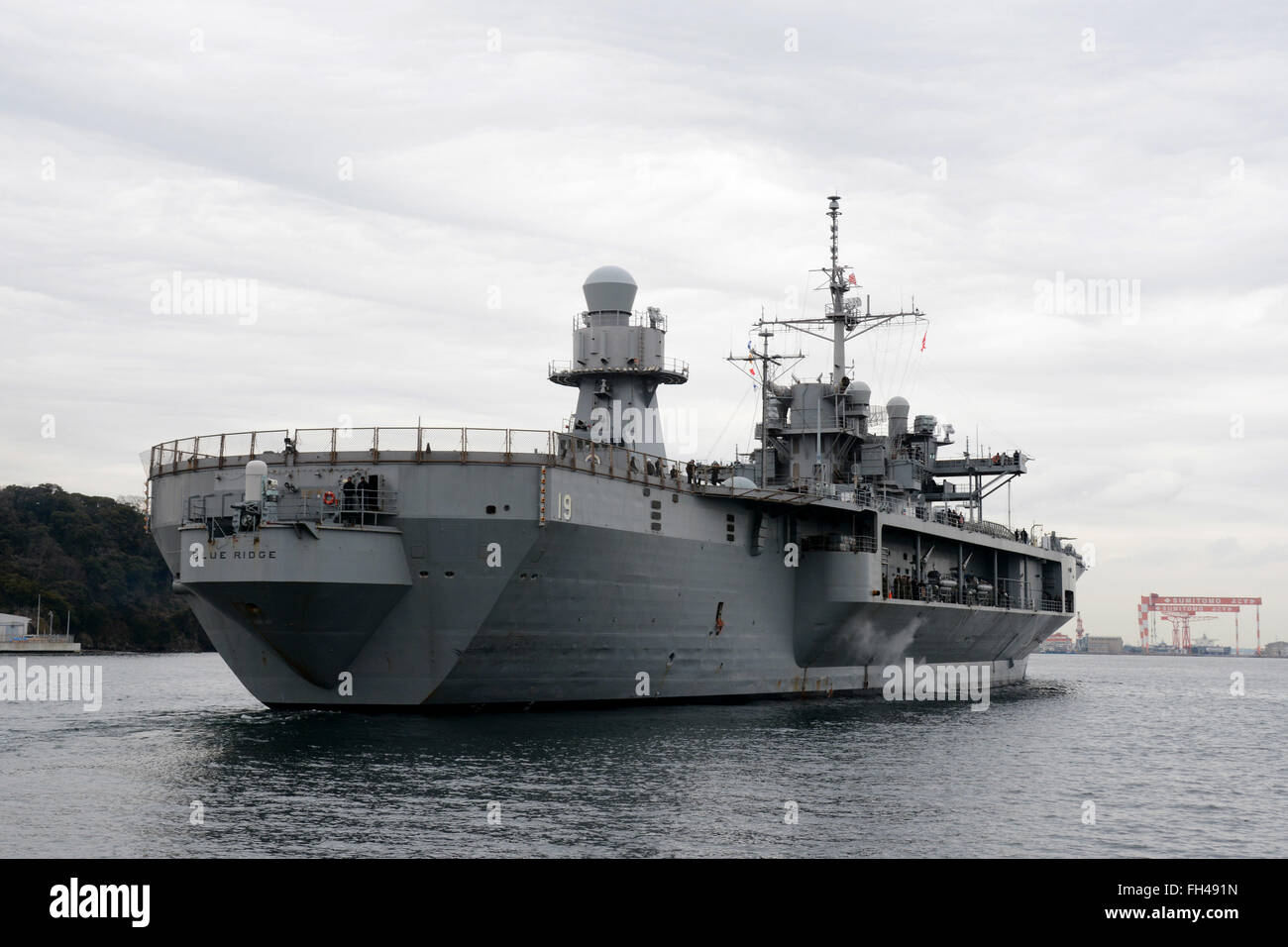 YOKOSUKA, Japan (22. Februar 2016), die das 7. amphibische Flottenkommando Schiff USS Blue Ridge (LCC-19) auf seiner Frühjahr 2016 Patrouille Zyklus der 7. Flotte Einsatzgebiet fährt nach Abschluss einer sechsmonatigen ausgewählte eingeschränkte Verfügbarkeit Mindestreserve-Erfüllungsperiode Stockfoto